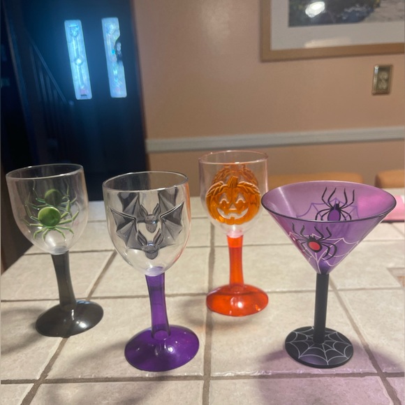 4~Halloween Plastic Cups, 2~Spider W Net,1 bat,1 Pumpkin Style Size 7” Aprox - Picture 9 of 10
